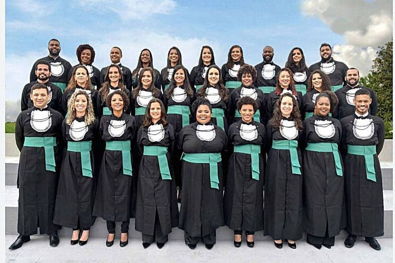 Homem branco com ensino médio privado e superior público tem renda maior