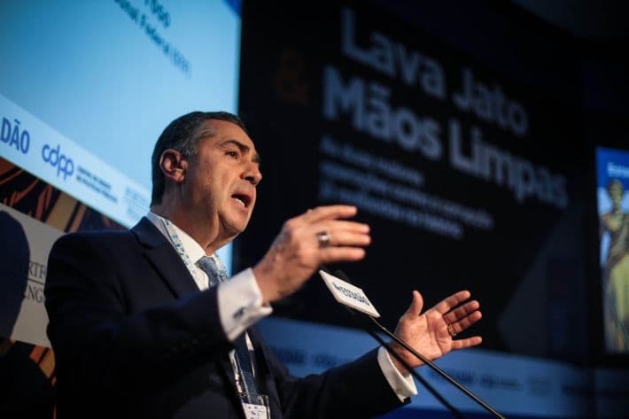 'Não consegui entender a lógica filosófica', diz Barroso sobre crimes comuns na Justiça Eleitoral